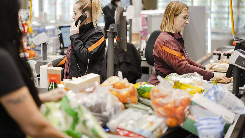 Die Angestellten des Detailhandelsriesen Migros erhalten im nächsten Jahr mehr Lohn. Die Migros hebt die Lohnsumme um 2,1 bis 2,5 Prozent an.(Archivbild)
