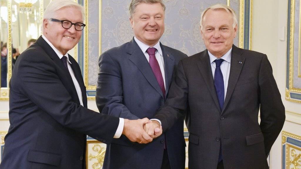 Der ukrainische Präsident Petro Poroschenko (Mitte) ist zu einer neuen Waffenruhe im Osten des Landes bereit. Davon überzeugen konnten ihn die Aussenminister Deutschlands und Frankreichs, Frank-Walter Steinmeier (links) und Jean-Marc Ayrault (rechts).