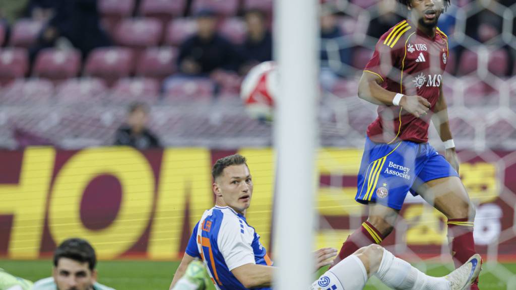 Die Machtlosigkeit der Grasshoppers in Genf: Goalie Justin Hammel und Verteidiger Sven Köhler sehen zu, wie der Ball im eigenen Netz einschlägt