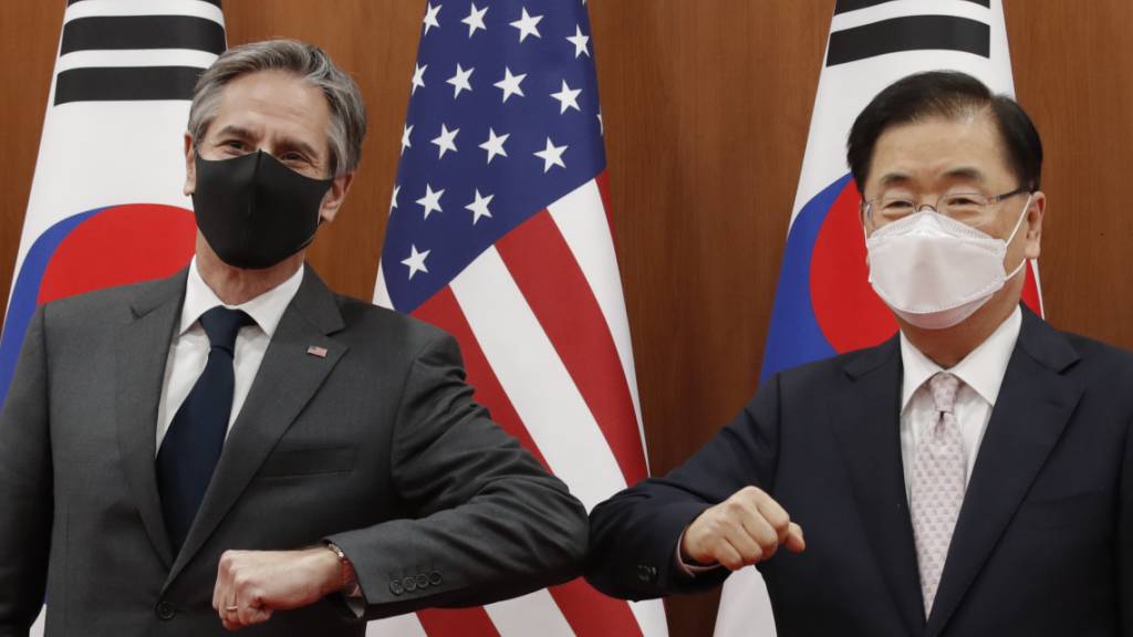 US-Außenminister Antony Blinken (l) wird in Seoul von seinem südkoreanischen Amtskollegen Chung Eui Yong begrüßt. Foto: Lee Jin-Man/AP POOL/dpa