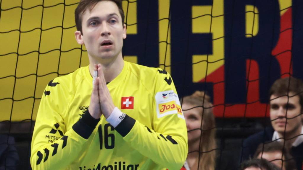 Beten alleine hilft nichts: Der Schweizer Handball-Nationalgoalie Nikola Portner wird in den WM-Playoffs gegen Slowenien gefordert sein