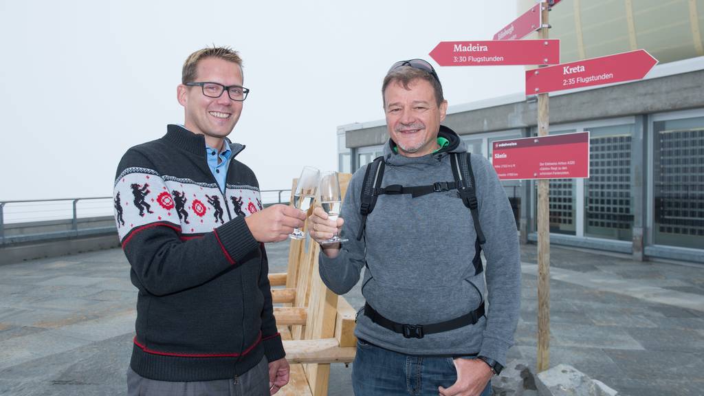 Andreas Marty und Lorenz Thöni stossen auf das neue Bänkli und ihre Partnerschaft an. (Bild: Edelweiss/Fabienne Bühler)