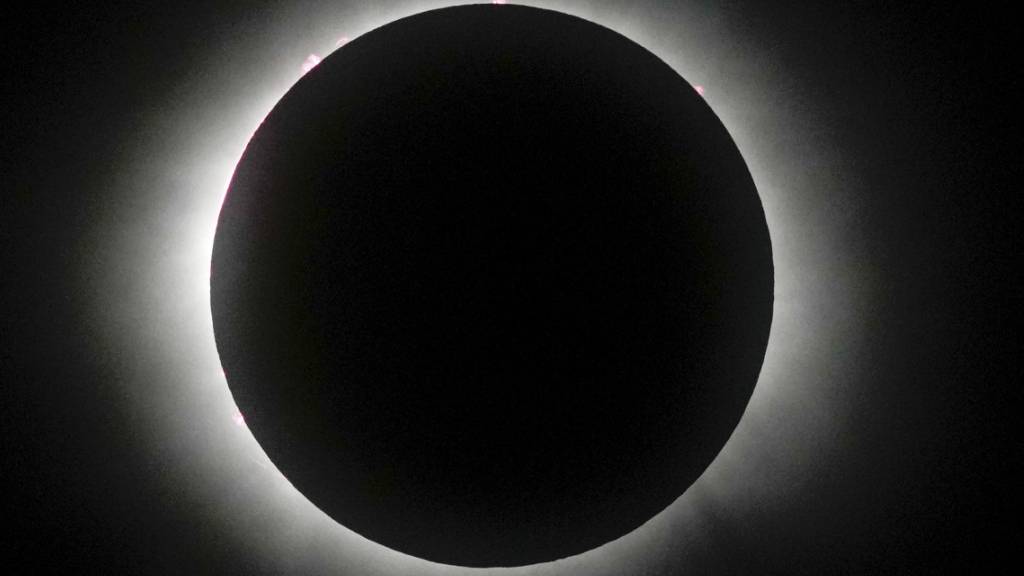 Der Mond schob sich vollständig vor die Sonne, wie man es an der mexikanischen Pazifikküste bei Mazatlán am Montag sehen konnte.