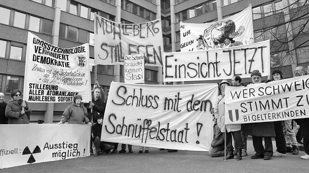 Eine Protestaktion gegen den «Schnüffelstaat» vor den Büros der Bundesanwaltschaft in Bern. Vor 30 Jahren platzte mit der Publikation des Berichts der Parlamentarischen Untersuchungskommission (PUK) die Fichenaffäre. (Archivbild)