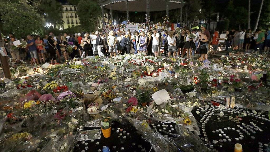 Frankreichs Premierminister Edouard Philippe hat bei einer Gedenkveranstaltung für die Opfer des Terroranschlags 2016 in Nizza zusätzliche Unterstützung für Anschlagsopfer zugesagt. (Archivbild)