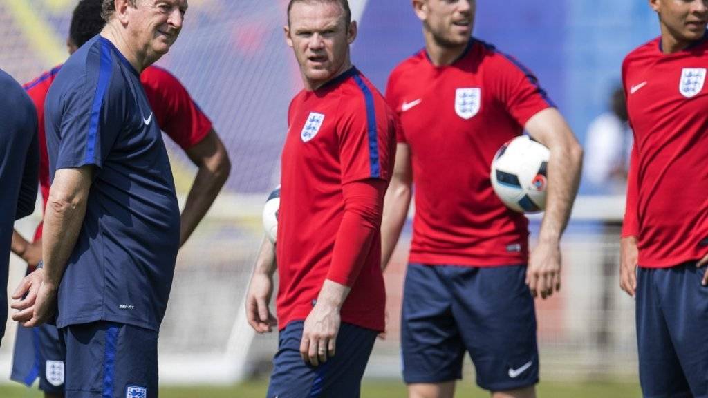 Interessante Einblicke: Englands Nationalcoach Roy Hodgson (li.) bespricht sich mit Captain Wayne Rooney