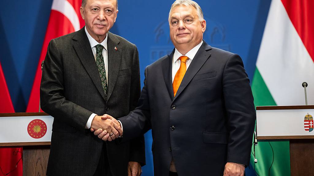 Viktor Orban (r), Premierminister von Ungarn, und Recep Tayyip Erdogan, Präsident der Türkei, geben im Karmeliterkloster gemeinsam eine Erklärung ab. Foto: Marton Monus/dpa