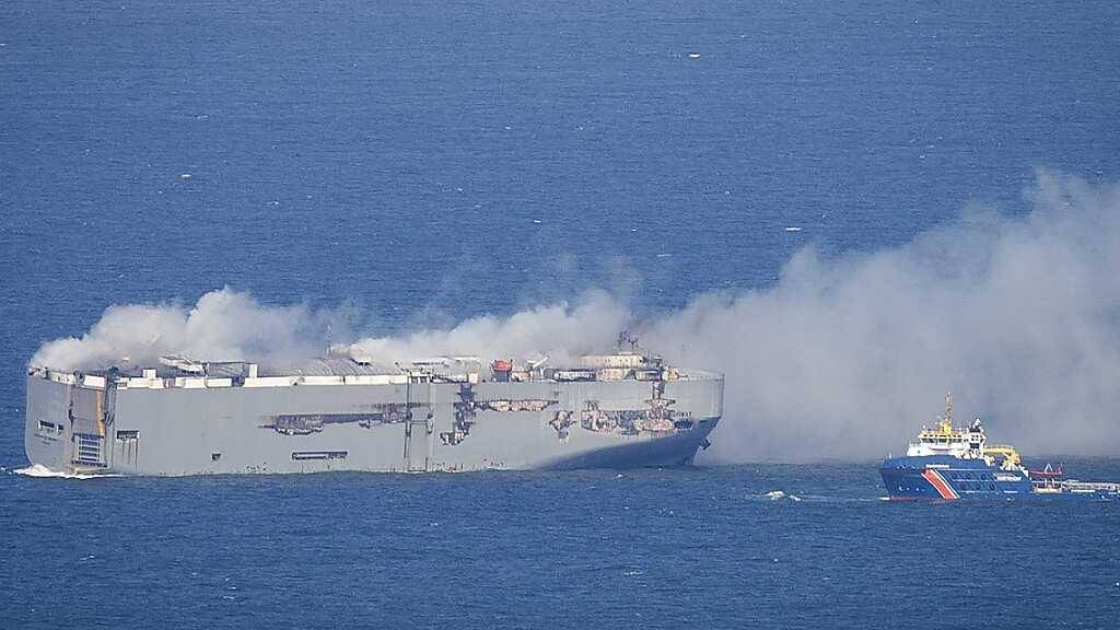 Der Frachter «Fremantle Highway» brennt in der Nordsee oberhalb von Ameland. Foto: Jan Spoelstra/ANP/dpa
