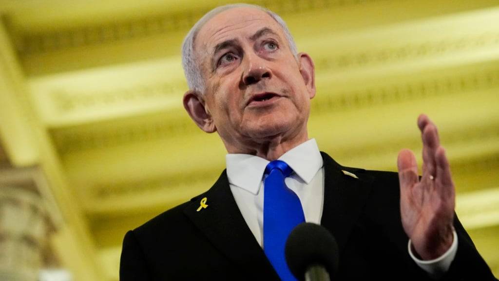 Benjamin Netanjahu (M), Ministerpräsident von Israel, spricht zu Reportern im US-Kapitol nach einem Treffen mit dem Sprecher des Repräsentantenhauses Johnson. Foto: Julia Demaree Nikhinson/AP/dpa