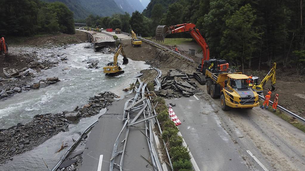 Die Reparaturarbeiten an der schwer beschädigten Autobahn A13 im Bündner Südtal Misox laufen auf Hochtouren. Am Freitagmorgen soll in beide Richtungen je eine Spur wiedereröffnet werden. (Archivbild)
