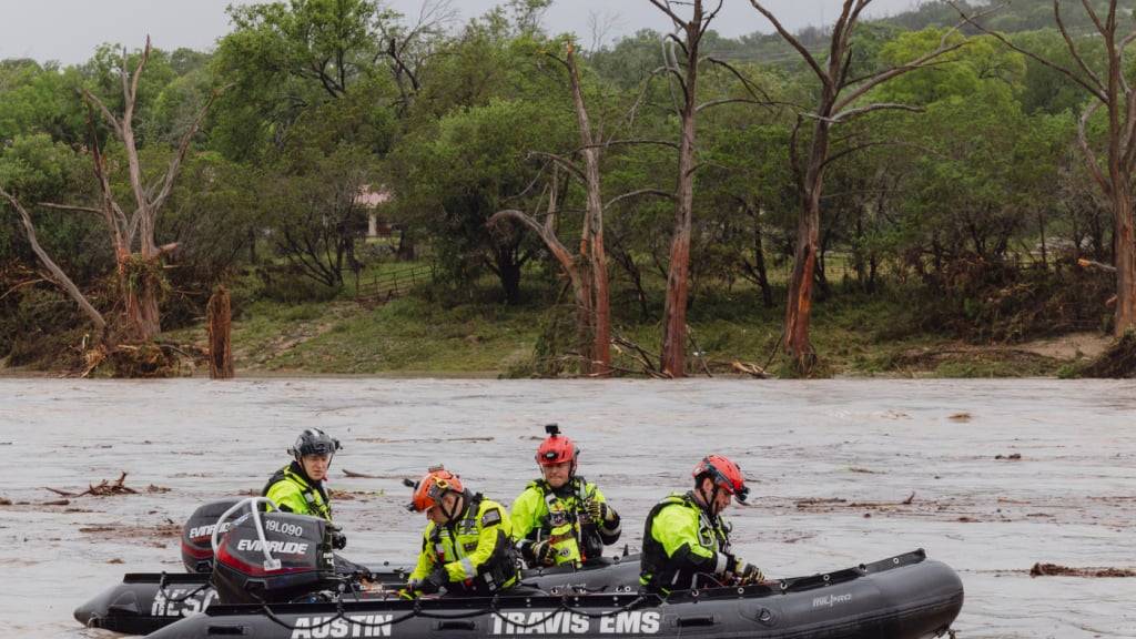 Mitglieder der Task Force 1 setzen nach den verheerenden Überschwemmungen in Kerrville Boote auf dem Guadalupe River ein. Foto: Christopher Lee/The San Antonio Express-News via AP/dpa