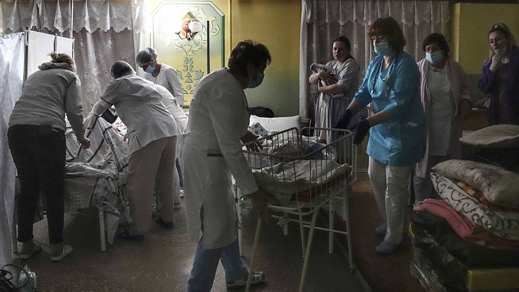 Mariupol ist seit etwas mehr als zwei Wochen von russischen Truppen eingeschlossen. Die ukrainische Seite wirft den Russen nun eine Geiselnahme in einem Spital in Mariupol vor. Foto: Evgeniy Maloletka/AP/dpa