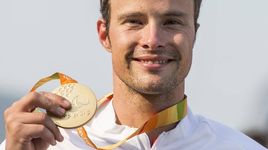 Marcel Hug freut sich über seine zweite Goldmedaille an den Paralympics in Rio de Janeiro