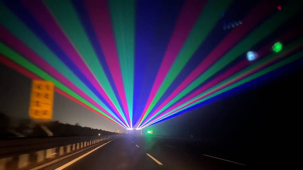 Farbige Lichtstrahlen sollen chinesische Autofahrer aufwecken