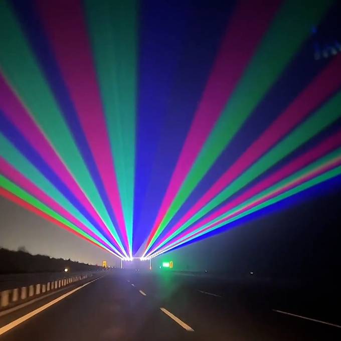 Farbige Lichtstrahlen sollen chinesische Autofahrer aufwecken