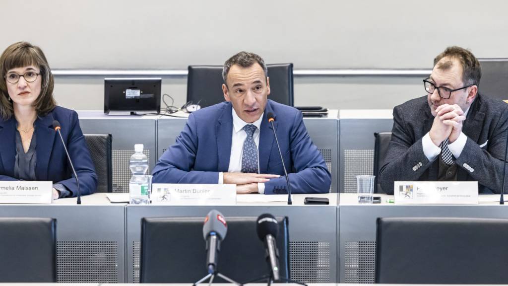 Der Freisinnige Martin Bühler (Bildmitte) ist für das nächste Jahr zum Bündner Regierungspräsidenten gewählt worden, Mitte-Frau Carmelia Maissen (links) wird Vizepräsidentin. (Archibbild)