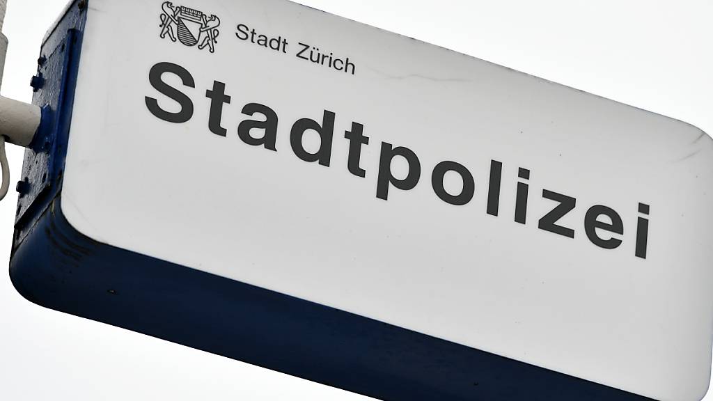Fahnder der Statdpolizei Zürich verhafteten am Montag einen 38-jährigen Räuber. Der Mann sprühte einer Frau Reizstotff ins Gesicht und stahl ihr mehrere tausend Euro. (Symbolbild)