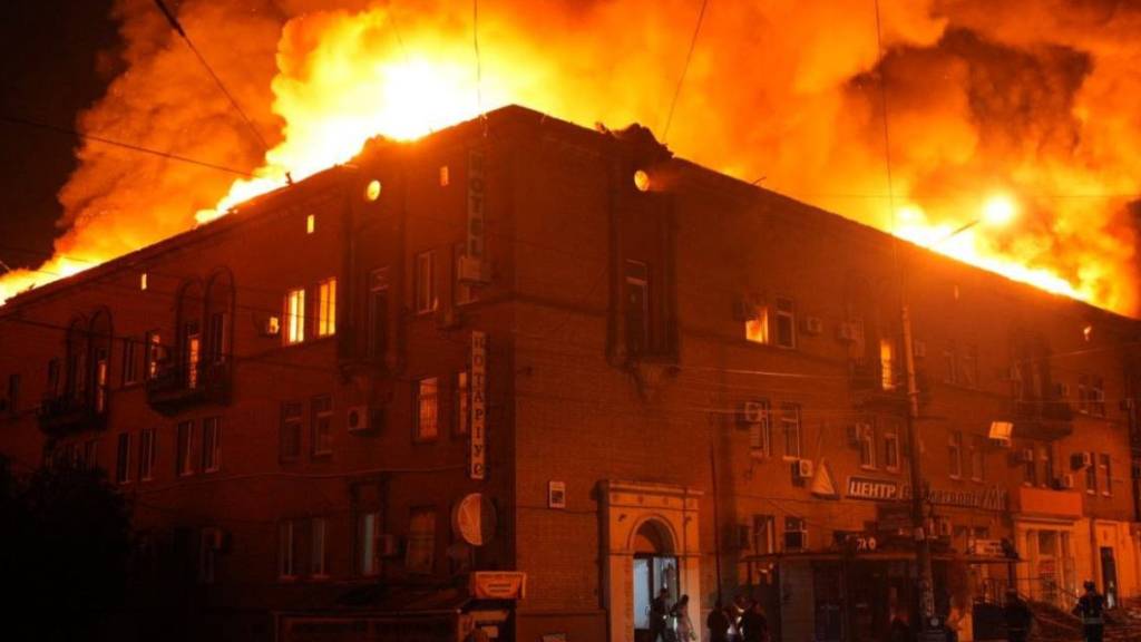 Russische Luftangriffe auf Saporischschja setzen Wohnblock in Flammen
