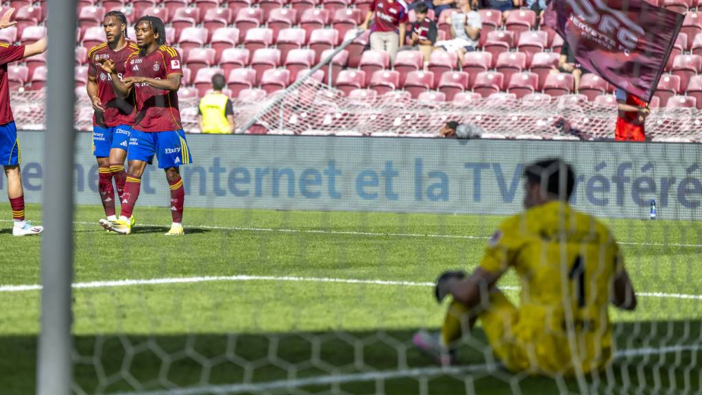 Winterthurs Goalie Stefanos Kapino hat den Durchblick in Genf für einmal nicht