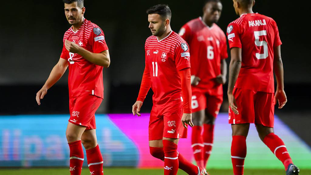 Hängende Köpfe bei den Schweizern nach dem enttäuschenden 1:1 gegen Israel