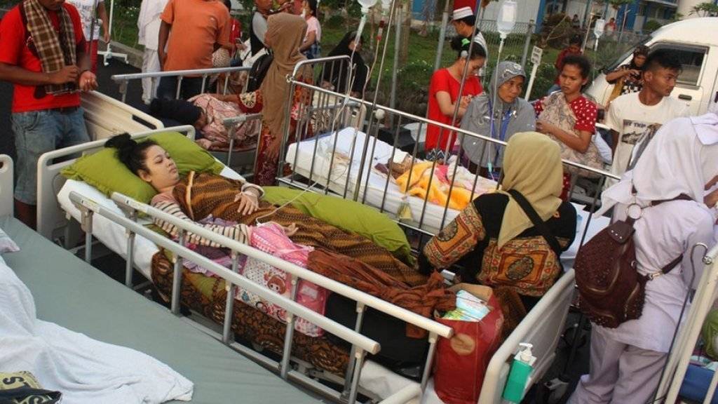 Verletzte werden nach dem Erdbeben behandelt.