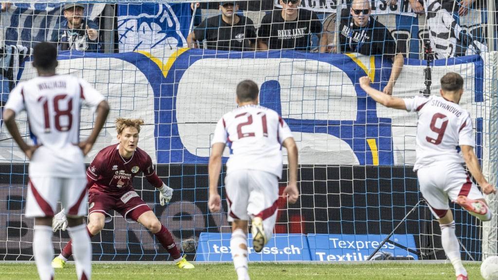 Immer wieder Penalty: Gleich viermal zeigt der Unparteiische im Spiel zwischen Luzern und Servette auf den Elfmeterpunkt
