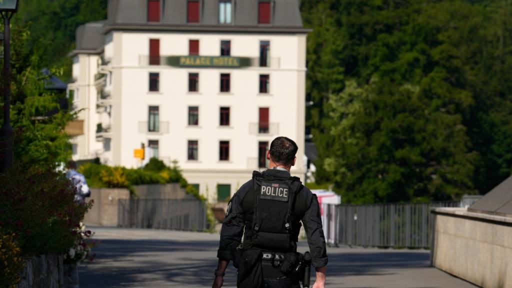 Ein Mitarbeiter des United States Secret Service geht vor dem Palace Hotel, in dem die Verhandlungen zwischen den USA und dem Iran im Bürgenstock Resort stattfinden. Foto: Vadim Ghirda/AP/dpa