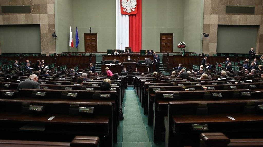 Im polnischen Parlament wird ein weiteres umstrittenes Gesetz durchgewunken: Der Justizminister kann neu bei jeder Ermittlung intervenieren. (Archiv)