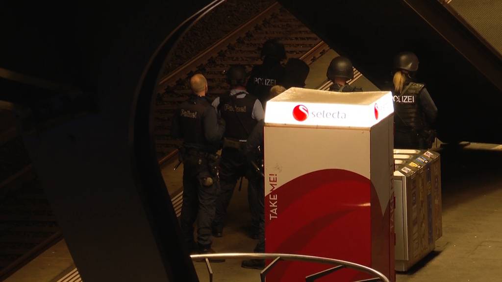 Überfall auf Zürcher Juwelier: Schwer bewaffnete Polizisten führen Mann am Stadelhofen ab