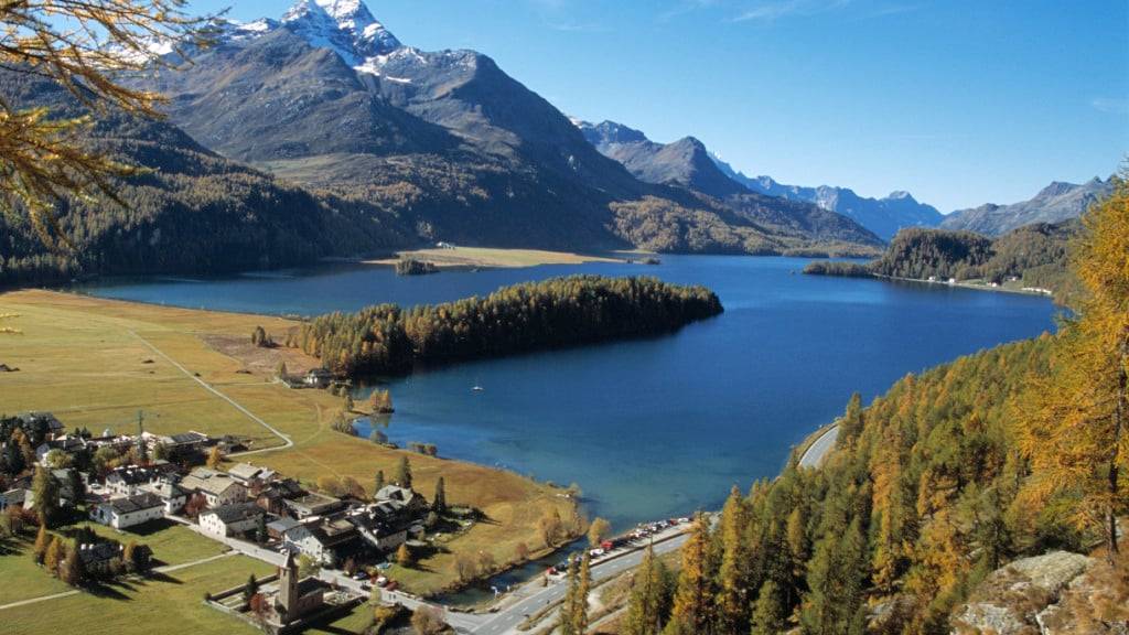 Die Strasse entlang des Silsersees im Engadin nach Maloja und ins Bergell ist wegen eines Murgangs gesperrt. (Archivbild)