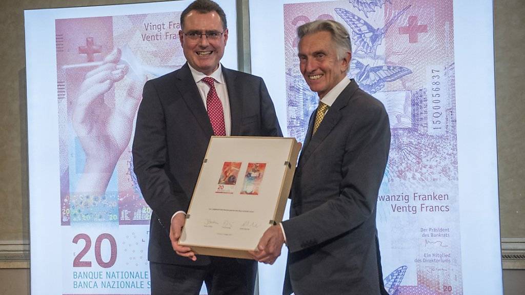 Bekam vom SNB-Präsidenten Thomas Jordan die neue Zwanzigernote mit Piazza-Grande-Motiv überreicht: Der Präsident des Locarno Festivals Marco Solari.