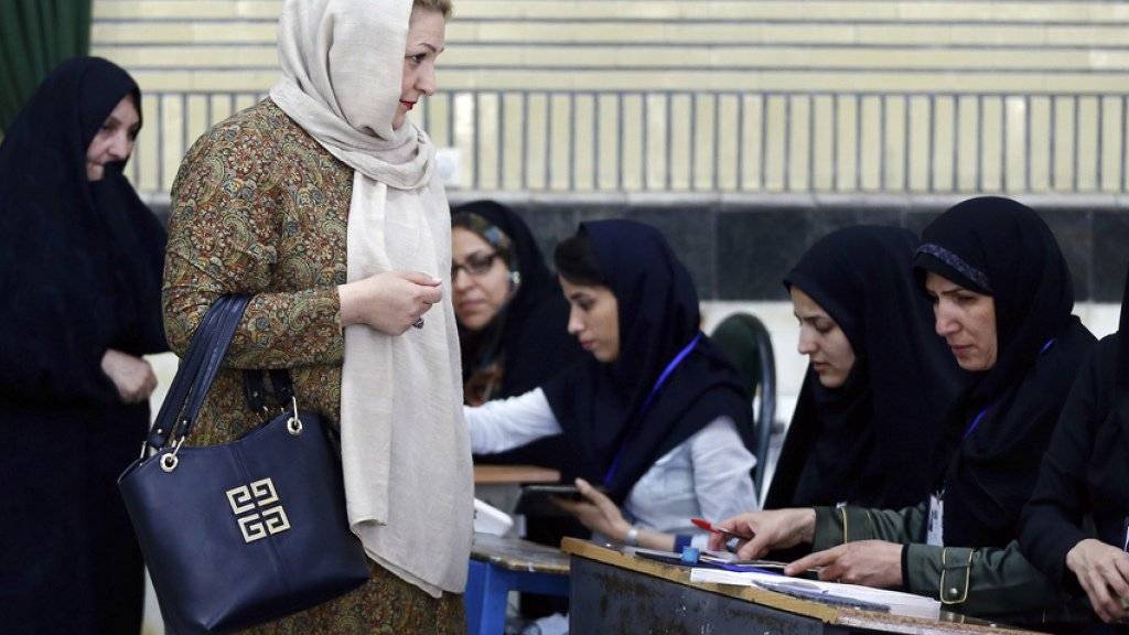 Iranische Wählerinnen am Freitag in der Stadt Qods.