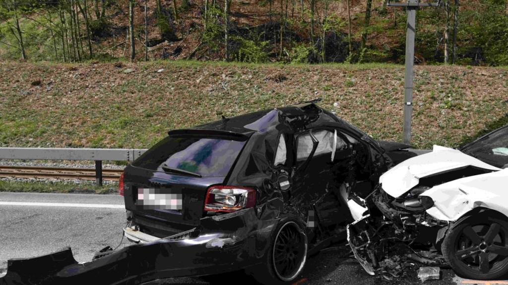 So präsentierten sich zwei der drei Unfallautos nach der Doppelkollision.