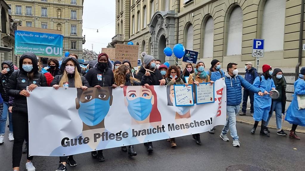 Für mehr Lohn, Respekt und Solidarität: Demonstrierende an der Kungebung in Bern.