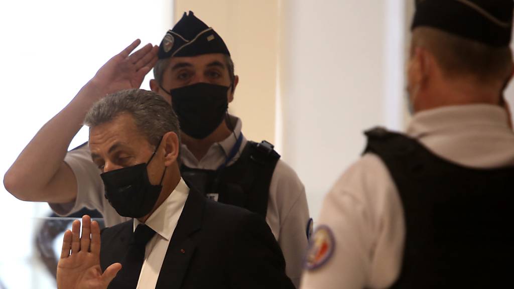 Nicolas Sarkozy (M), ehemaliger Präsident von Frankreich, kommt in einem Pariser Gerichtsgebäude an.