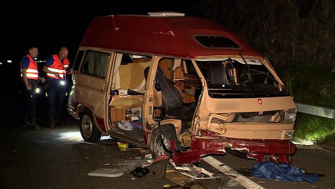 Camper gerammt und weitergefahren – zwei Personen verletzt