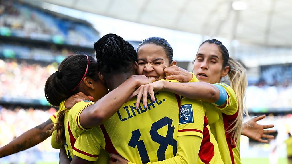 Linda Caicedo, Torschützin zum 2:0, wird von ihren Teamkolleginnen gefeiert