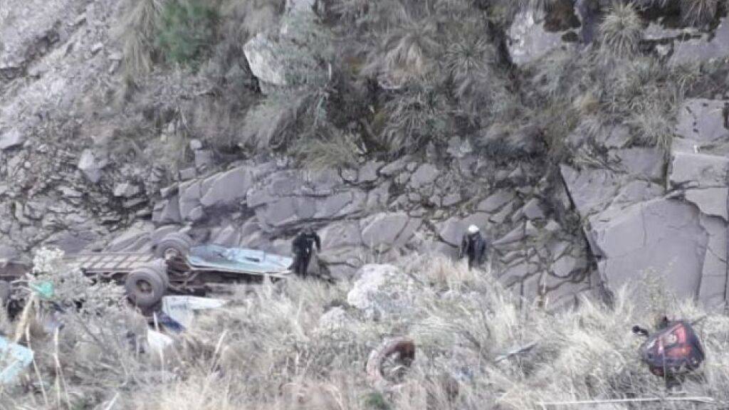 Ein Autobus ist auf der Strecke Sucre - Potolo in Bolivien über einen Abhang gestürzt. Dabei kamen 24 Personen ums Leben. (Bild: Correo del Sur)