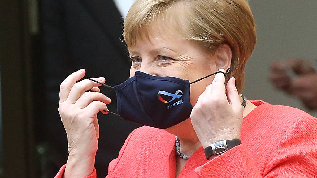dpatopbilder - Bundeskanzlerin Angela Merkel (CDU) nimmt im Bundesrat ihre Mund- und Nasenschutzmaske ab, bevor sie eine Rede zu Zielen der EU-Ratspräsidentschaft hält. Foto: Wolfgang Kumm/dpa