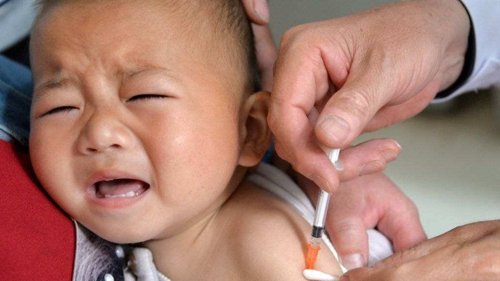 Ein Kleinkind wird in China geimpft: In einem Skandal um abgelaufene Impfstoffe sind in China über 200 Verdächtige festgenommen worden. (Symbolbild)