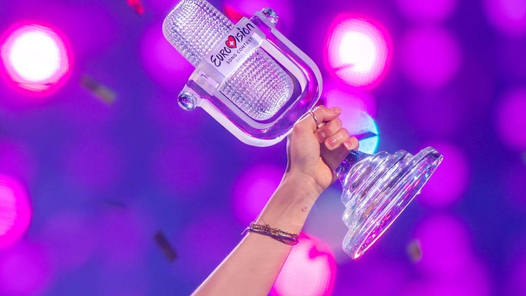 JJ aus Österreich, Gewinner des Eurovision Song Contest, hält während des großen Finales des 69. Eurovision Song Contest (ESC 2025) in der St. Jakobshalle auf der Bühne die Trophäe in der Hand und jubelt. Foto: Jens Büttner/dpa/Archivbild