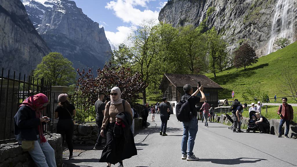 Im ersten Halbjahr 2024 ist die Zahl der Logiernächte in Schweizer Hotels weiter gestiegen. Vor allem aus dem Ausland reisten mehr Touristinnen und Touristen in die Schweiz.(Symbolbild)