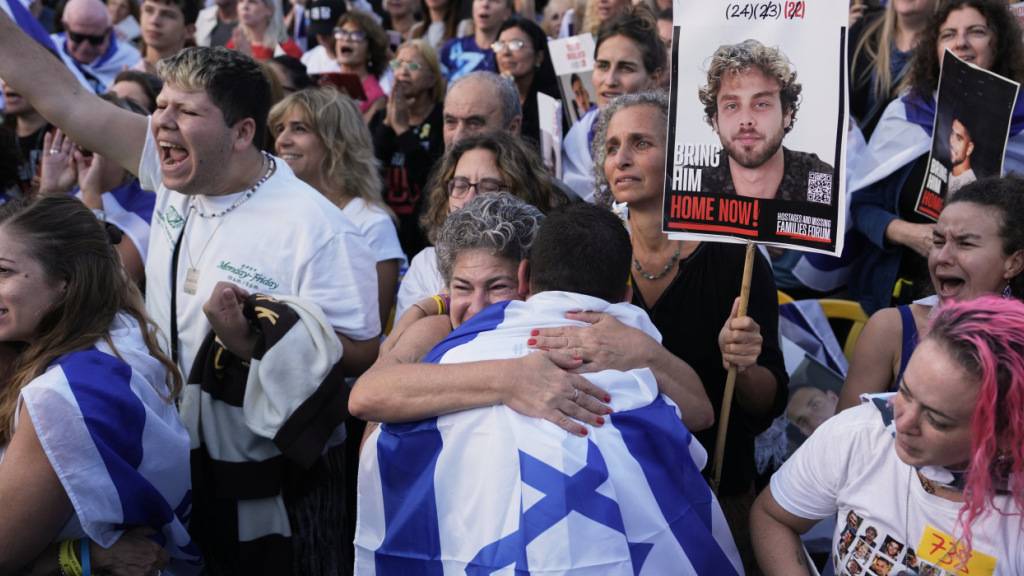 Menschen versammeln sich auf dem Platz der Geiseln vor der Freilassung der israelischen Geiseln, die im Gazastreifen festgehalten werden. Foto: Oded Balilty/AP/dpa