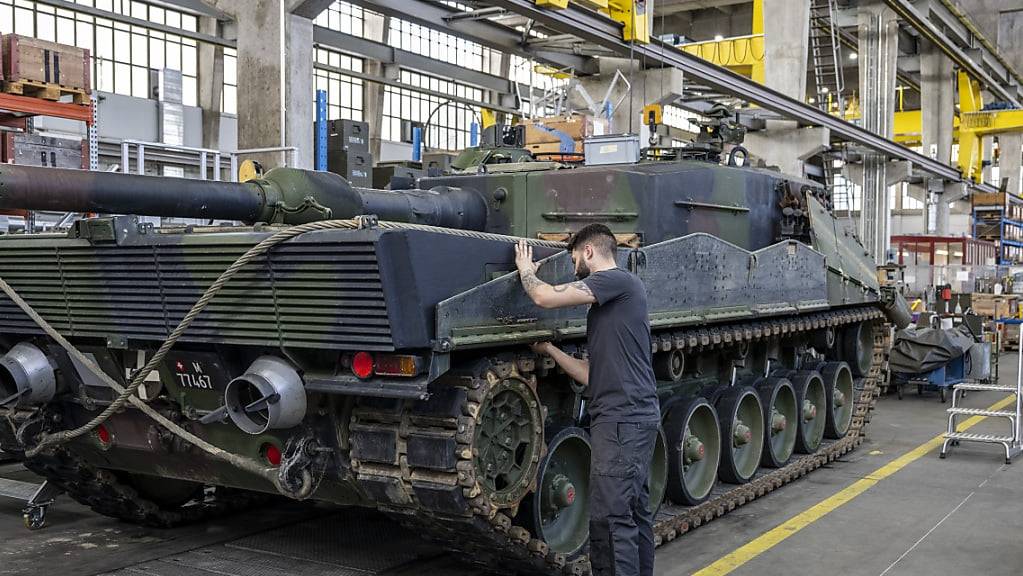 Ein Mechaniker wartet die Raupen an einem Panzer vom Typ Leopard 2. (Archivbild)