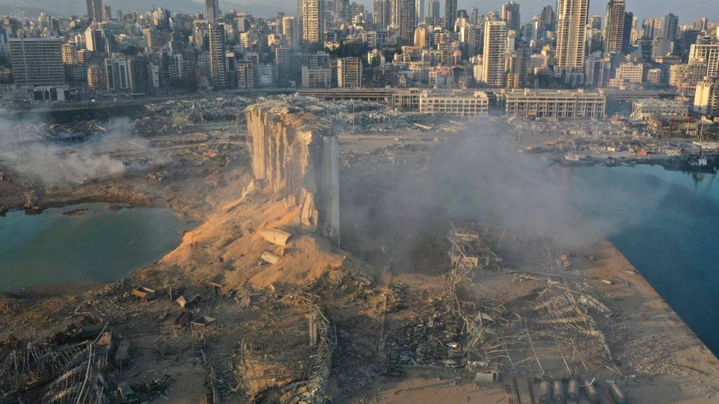 ARCHIV - Rauch steigt im Hafen von Beirut auf, nachdem sich eine Explosion ereignete. Bei der Explosion im Hafen der libanesischen Hauptstadt sind mehr als 200 Menschen getötet und rund 6.000 verletzt worden. Sie soll durch große Mengen der hochexplosiven Chemikalie Ammoniumnitrat ausgelöst worden sein. Foto: Hussein Malla/AP/dpa