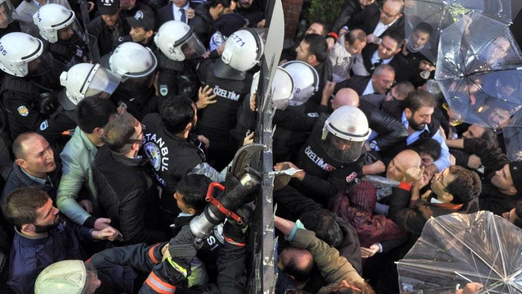 Polizeirazzia gegen oppositionelle TV-Stationen und Zeitungen in Istanbul am 28. Oktober. «Beträchtliche Besorgnis» äussert die EU-Kommission im Medienbereich. (Archivbild)