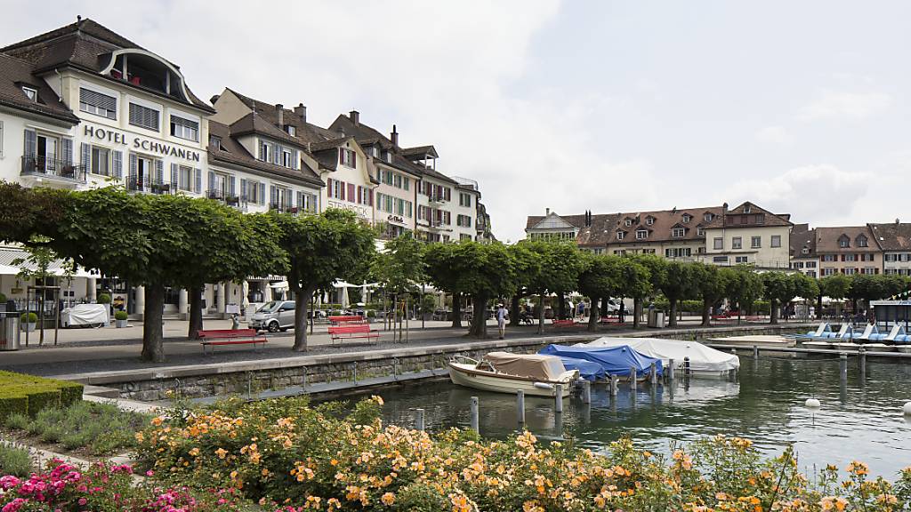 Rapperswil-Jona - im Bild die Seepromenade in Rapperswil - ist die grösste Schweizer Stadt ohne kommunales Parlament. 2022 könnte sich dies ändern. (Archivbild)