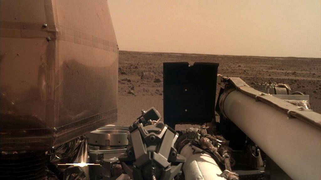 Marsfotos vom Roboterarm der Marssonde «InSight». Nasa bereitet nun den Einsatz der Instrumente vor, die das Innere des Roten Planeten erforschen sollen. (Foto: Nasa via EPA)