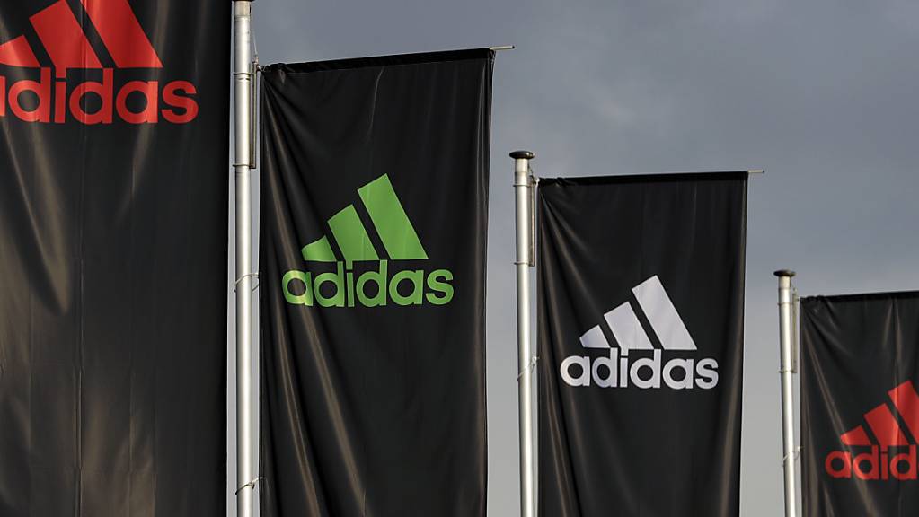 Adidas verlagert einen Teil seiner Produktion nach Asien (Archivbild).