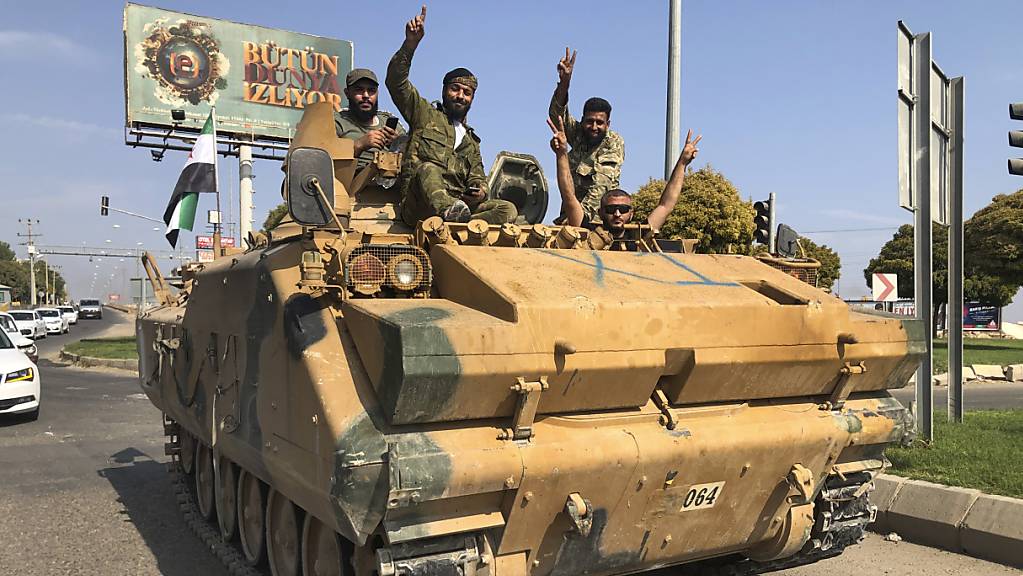 Von der Türkei unterstützte syrische Rebellen in der türkischen Stadt Akcakale bei der Einfahrt nach Nordsyrien.